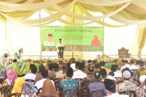 Wakil Gubernur (Wagub) Provinsi Sumatera Selatan (Sumsel), Mawardi Yahya, didampingi oleh Wakil Ketua TP PKK Sumsel, Fauziah, menghadiri Pengajian Akbar di Dusun 3 Sukapulih, Kecamatan Pedamaran, Kabupaten Ogan Komering Ilir, pada hari Sabtu tanggal 2 September 2023. (foto : Humas Pemprov Sumsel)