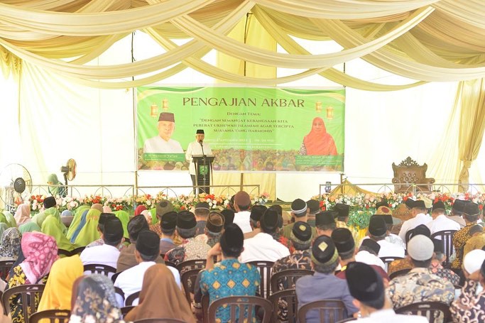 Wakil Gubernur (Wagub) Provinsi Sumatera Selatan (Sumsel), Mawardi Yahya, didampingi oleh Wakil Ketua TP PKK Sumsel, Fauziah, menghadiri Pengajian Akbar di Dusun 3 Sukapulih, Kecamatan Pedamaran, Kabupaten Ogan Komering Ilir, pada hari Sabtu tanggal 2 September 2023. (foto : Humas Pemprov Sumsel)