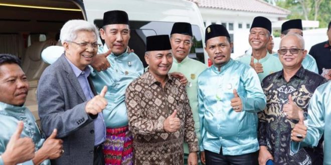 Wakil Gubernur Provinsi Sumatera Selatan, Mawardi Yahya, setelah menghadiri dan melantik pengurus Dewan Pengurus Daerah (DPD) Badan Musyawarah Keluarga Ogan Ilir (BAMUKOI) Kabupaten Muba di Pendopoan Griya Bumi Serasan Sekate, pada hari Sabtu tanggal 23 September 2023.