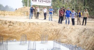 Pj. Bupati Kabupaten Musi Banyuasin, H. Apriyadi Mahmud, meninjau pelaksanaan pembangunan Jalan Tol Bayung Lencir - Tempino, pada hari Sabtu tanggal 14 Oktober 2023. (foto : Humas Pemkab Muba)