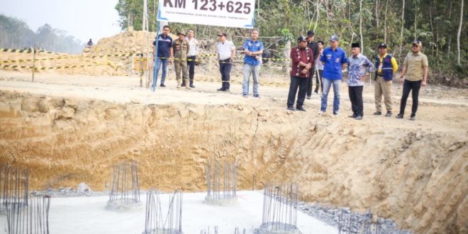 Pj. Bupati Kabupaten Musi Banyuasin, H. Apriyadi Mahmud, meninjau pelaksanaan pembangunan Jalan Tol Bayung Lencir - Tempino, pada hari Sabtu tanggal 14 Oktober 2023. (foto : Humas Pemkab Muba)