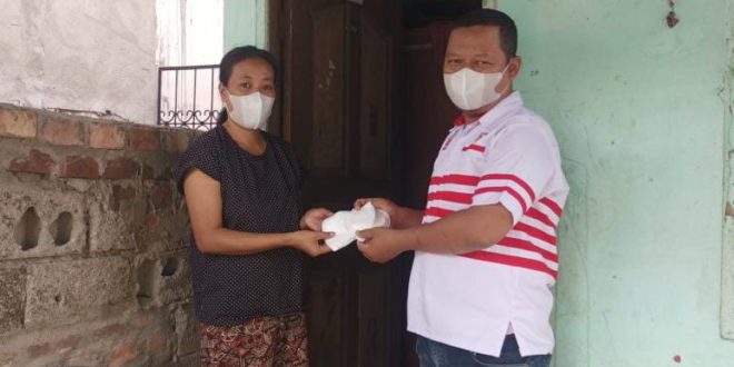 Oyong Hairudin, melakukan kegiatan sosial pembagian masker kepada warga kelurahan Lorok Pakjo, pada hari Minggu tanggal 1 Oktober 2023.