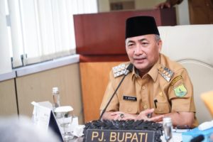Pj Bupati Apriyadi Mahmud saat Rapat Koordinasi Terkait Pembahasan Langkah Konkret Pengendalian Inflasi di Daerah Tahun 2023 Secara Virtual di Ruang Rapat Randik, Senin (16/10/2023).