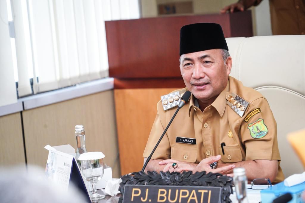 Pj Bupati Apriyadi Mahmud saat Rapat Koordinasi Terkait Pembahasan Langkah Konkret Pengendalian Inflasi di Daerah Tahun 2023 Secara Virtual di Ruang Rapat Randik, Senin (16/10/2023).