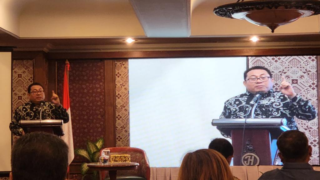 Ketua Serikat Media Siber Indonesia, Firdaus saat memberikan kata sambutan pada pembukaan Rapat Pimpinan Nasional (Rapimnas) SMSI tahun 2023, yang digelar di di aula Hotel Jayakarta, Jakarta, pada hari Jum'at tanggal 27 Oktober 2023. (foto : SMSI Sumsel)