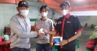 Ketua Pimpinan Kecamatan (Pimcam) Partai Kebangkitan Nusantara (PKN) Bukit Kecil Kota Palembang, M. Idris, memberikan masker kepada warga dalam rangka antisipasi batuk dan sesak napas dikarenakan kabut asap, pada hari Selasa tanggal 3 Oktober 2023.