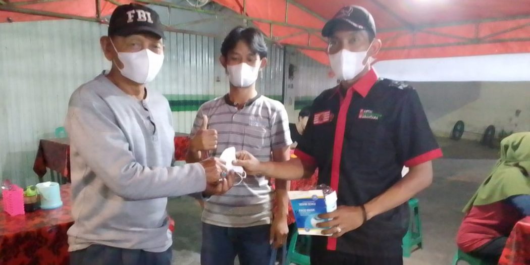 Ketua Pimpinan Kecamatan (Pimcam) Partai Kebangkitan Nusantara (PKN) Bukit Kecil Kota Palembang, M. Idris, memberikan masker kepada warga dalam rangka antisipasi batuk dan sesak napas dikarenakan kabut asap, pada hari Selasa tanggal 3 Oktober 2023.