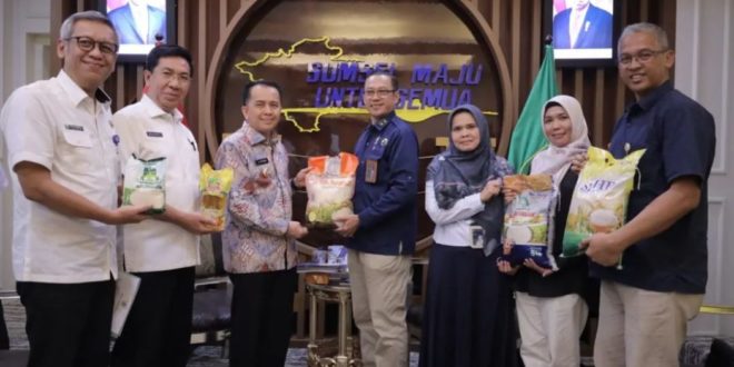 Penjabat (Pj.) Gubernur Provinsi Sumatera Selatan (Sumsel), Agus Fatoni, menerima kunjungan Muhammad Alexander, Kepala Badan Urusan Logistik (Bulog) Sumsel Bangka Belitung (Babel), dalam rangka melaporkan kondisi bahan pokok di Ruang Tamu Gubernur Sumsel pada hari Rabu tanggal 18 Oktober 2023. (foto : Diskominfo Sumsel)