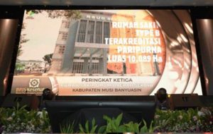 Rumah Sakit Umum Daerah (RSUD) Sekayu menerima penghargaan Terbaik 3 Layanan Jaminan Kesehatan Nasional sebagai Fasilitas Kesehatan Rujukan Lanjutan Kategori Kelas B. (foto : Humas Pemkab Muba)
