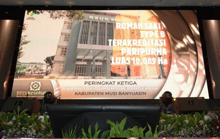 Rumah Sakit Umum Daerah (RSUD) Sekayu menerima penghargaan Terbaik 3 Layanan Jaminan Kesehatan Nasional sebagai Fasilitas Kesehatan Rujukan Lanjutan Kategori Kelas B. (foto : Humas Pemkab Muba)