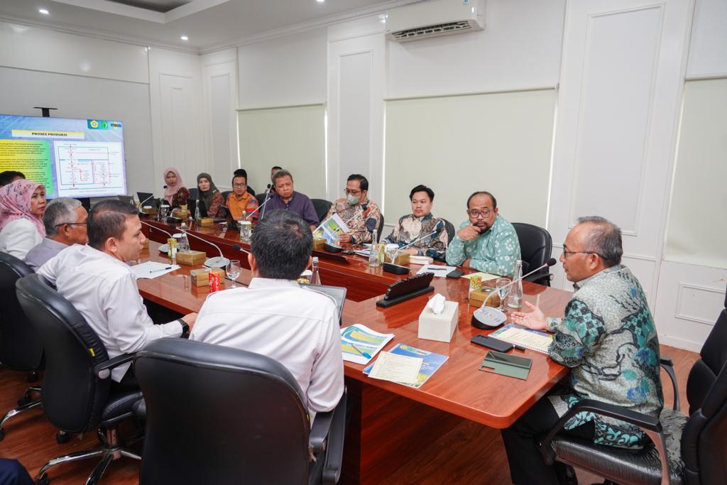 Pj. Bupati Kabupaten Musi Banyuasin, H. Apriyadi Mahmud, memimpin Rapat Pemaparan Hasil Feasibility Study (FS) Rencana Pembangunan Pabrik Minyak Goreng Oleh Badan Pengelola Usaha (BPU) UNSRI di Kantor Perwakilan Musi Banyuasin di Palembang, pada hari Rabu tanggal 4 Oktober 2023. (foto : Humas Pemkab Muba)