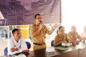 Pj. Bupati Muba, H. Apriyadi Mahmud, diwakili Kepala Dinas Sosial (Dinsos), Ardiansyah, menyerahkan bantuan barang Usaha Ekonomi Produktif di Aula Kantor Dinas Sosial Kabupaten Muba, pada hari Senin tanggal 9 Oktober 2023. (foto : Humas Pemkab Muba)