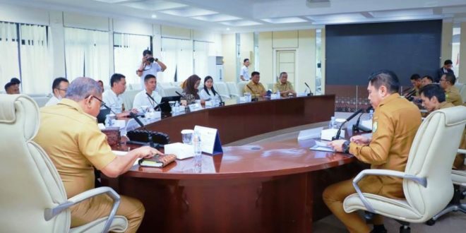 Pj. Sekretaris Daerah (Sekda) Kabupaten Muba, Musni Wijaya, memimpin Entry Meeting Bersama Tim Badan Pengawasan Keuangan dan Pembangunan (BPKP) Perwakilan Provinsi Sumatera Selatan (Sumsel) dalam rangka Evaluasi Perencanaan dan Penganggaran APBD Tahun 2023 Pemkab Muba pada Program Pengentasan Kemiskinan, Penurunan Stunting, Ketahanan Pangan, Pemberdayaan UMKM dan Peningkatan Daya Saing Pariwisata, di Ruang Rapat Serasan Sekate Sekretariat Daerah (Setda) Kabupaten Muba, pada hari Selasa tanggal 10 Oktober 2023. (foto : Humas Pemkab Muba)