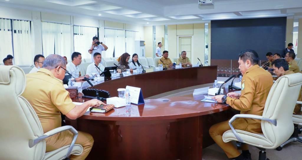 Pj. Sekretaris Daerah (Sekda) Kabupaten Muba, Musni Wijaya, memimpin Entry Meeting Bersama Tim Badan Pengawasan Keuangan dan Pembangunan (BPKP) Perwakilan Provinsi Sumatera Selatan (Sumsel) dalam rangka Evaluasi Perencanaan dan Penganggaran APBD Tahun 2023 Pemkab Muba pada Program Pengentasan Kemiskinan, Penurunan Stunting, Ketahanan Pangan, Pemberdayaan UMKM dan Peningkatan Daya Saing Pariwisata, di Ruang Rapat Serasan Sekate Sekretariat Daerah (Setda) Kabupaten Muba, pada hari Selasa tanggal 10 Oktober 2023. (foto : Humas Pemkab Muba)