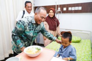 Usai memberikan materi Seminar Nasional Kepala Desa di Hotel Aryaduta Palembang, Sabtu (28/10/2023) Pj Bupati Apriyadi Mahmud langsung menuju ke salah satu Rumah Sakit Swasta di Palembang