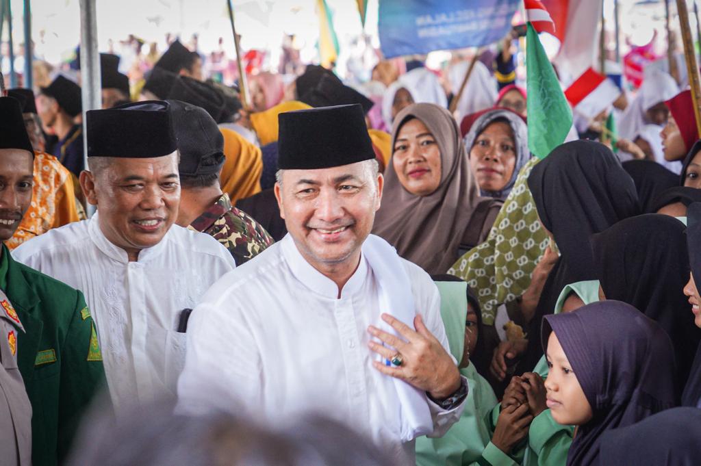Minggu (29/10/2023) pagi meski di hari libur, Pj Bupati Apriyadi Mahmud ngalap berkah bersama ribuan santri-santriwati, Kiyai, serta warga Nahdlatul Ulama Kecamatan Lalan di Lapangan Desa Mulya Agung untuk memperingati Hari Santri Nasional Tahun 2023.