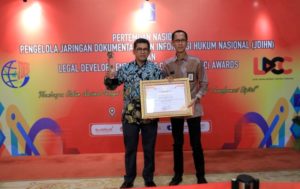 Deputi Persidangan Sekretariat Jenderal DPD RI, Oni Choiruddin, didampingi oleh Kepala Pusat Perancangan dan Kajian Kebijakan Hukum Sekretariat Jenderal DPD RI, Andi Erham, menerima langsung penghargaan terbaik kelima untuk kategori tingkat lembaga negara se Indonesia pada Jaringan Dokumentasi dan Informasi Hukum Nasional (JDIHN) Award tahun 2023 di Jakarta, pada hari Kamis tanggal 12 Oktober 2023 (foto : dpd.go.id)