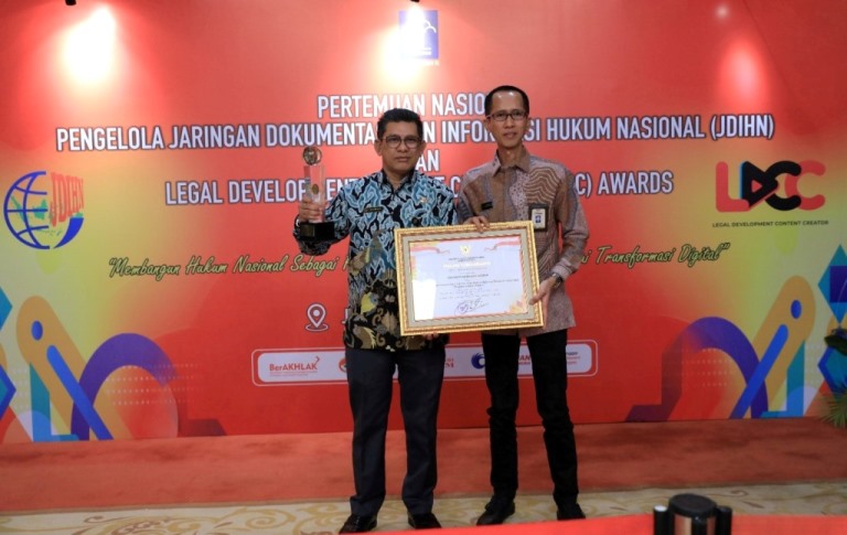 Deputi Persidangan Sekretariat Jenderal DPD RI, Oni Choiruddin, didampingi oleh Kepala Pusat Perancangan dan Kajian Kebijakan Hukum Sekretariat Jenderal DPD RI, Andi Erham, menerima langsung penghargaan terbaik kelima untuk kategori tingkat lembaga negara se Indonesia pada Jaringan Dokumentasi dan Informasi Hukum Nasional (JDIHN) Award tahun 2023 di Jakarta, pada hari Kamis tanggal 12 Oktober 2023 (foto : dpd.go.id)