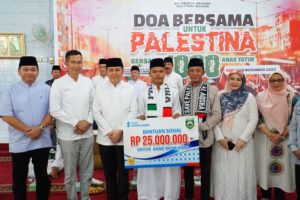 Agus Fatoni menghadiri acara Doa Bersama untuk Palestina bersama 1000 Anak Yatim diselenggarakan oleh kalangan Anak Muda Peduli Sumsel di Masjid Abu Bakar As-Shidiq Palembang, Jl. Ponorogo kel, Suka Jaya Kec. Sukarami Palembang, Sabtu (18/11/2023).