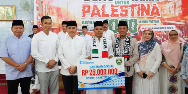 Agus Fatoni menghadiri acara Doa Bersama untuk Palestina bersama 1000 Anak Yatim diselenggarakan oleh kalangan Anak Muda Peduli Sumsel di Masjid Abu Bakar As-Shidiq Palembang, Jl. Ponorogo kel, Suka Jaya Kec. Sukarami Palembang, Sabtu (18/11/2023).
