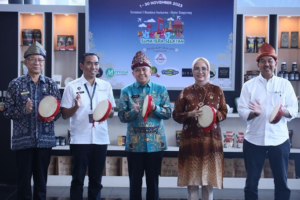 Agus Fatoni secara resmi membuka Pameran Jelajah Sumatera Selatan yang digelar atas kerjasama Pemerintah Provinsi (Pemprov) Sumsel dengan PT Angkasa Pura II, bertempat di Bandara Internasional Soekarno Hatta Terminal 3 Jakarta, Senin (6/11/2023).