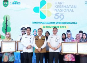 Agus Fatoni menghadiri Peringatan Hari Kesehatan Nasional (HKN) Ke- 59 Tahun 2023 dengan Tema “Transformasi Kesehatan untuk Indonesia Maju” di Halaman Parkir RSUD Siti Fatimah Prov. Sumsel, Rabu (22/11/2023).