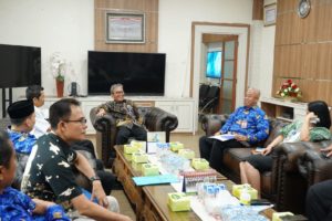 Ir. S. A. Supriono menerima audiensi Kepala Perwakilan Badan Koordinasi Keluarga Berencana Nasional (BKKBN) Prov. Sumsel beserta jajaran bertempat di Ruang Tamu Sekda, Jumat, (10/11/2023).
