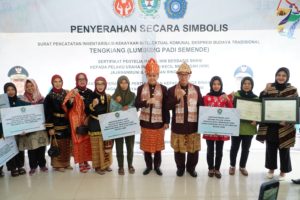 Agus Fatoni meninjau Toko Tim Penggerak PKK Kab. Muara Enim yang menampilkan display hasil kerajinan tangan masyarakat Muara Enim. (Senin, 20/11/2023)