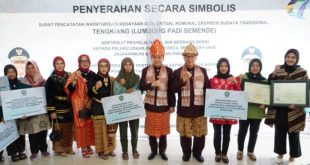 Agus Fatoni meninjau Toko Tim Penggerak PKK Kab. Muara Enim yang menampilkan display hasil kerajinan tangan masyarakat Muara Enim. (Senin, 20/11/2023)