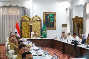 Agus Fatoni secara virtual mengikuti Rakor Pengendalian Inflasi di Daerah Tahun 2023 diselenggarakan oleh Kemendagri RI bertempat di Griya Agung Palembang, Senin (13/11/2023).