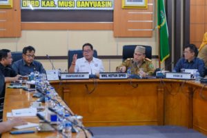 Asisten Bidang Pemerintahan dan Kesejahteraan Rakyat Sekretariat Daerah Kabupaten Muba H Yudi Herzandi SH MH menghadiri Rapat Dengar Pendapat Tentang Pemanfaatan Jalan, Permasalahan Aktivitas Angkutan dan Kegiatan Perusahaan Tambang di Wilayah Kabupaten Muba, di Ruang Rapat Badan Musyawarah DPRD Muba, Senin (23/10/2023).