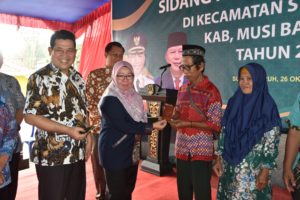 Puluhan pasang Suami istri di Kecamatan Sungai Keruh tampak sangat antusias mengikuti sidang Isbat Nikah terpadu yang digelar oleh Pemkab Musi Banyuasin di halaman kantor Camat Sungai Keruh yang berlangsung sangat semarak dan sukses, Kamis (26/10/2023).