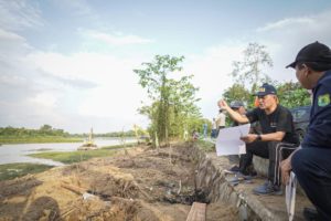 Minggu (5/11/2023) petang di sela libur akhir pekan, Pj Bupati Apriyadi Mahmud terpantau melakukan sidak sejumlah pembangunan infrastruktur di Kabupaten Muba.