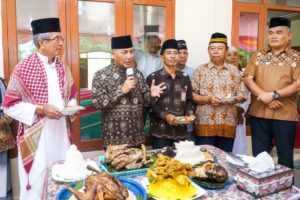 Jumat (17/11/2023) Pj Bupati Apriyadi Mahmud melakukan safari Jumat sekaligus meresmikan Masjid Al-Muttaqin di Desa Pinggap dengan potong nasi tumpeng bersama seluruh Kepala Desa se-Kecamatan Batanghari Leko.