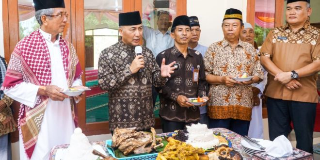 Jumat (17/11/2023) Pj Bupati Apriyadi Mahmud melakukan safari Jumat sekaligus meresmikan Masjid Al-Muttaqin di Desa Pinggap dengan potong nasi tumpeng bersama seluruh Kepala Desa se-Kecamatan Batanghari Leko.