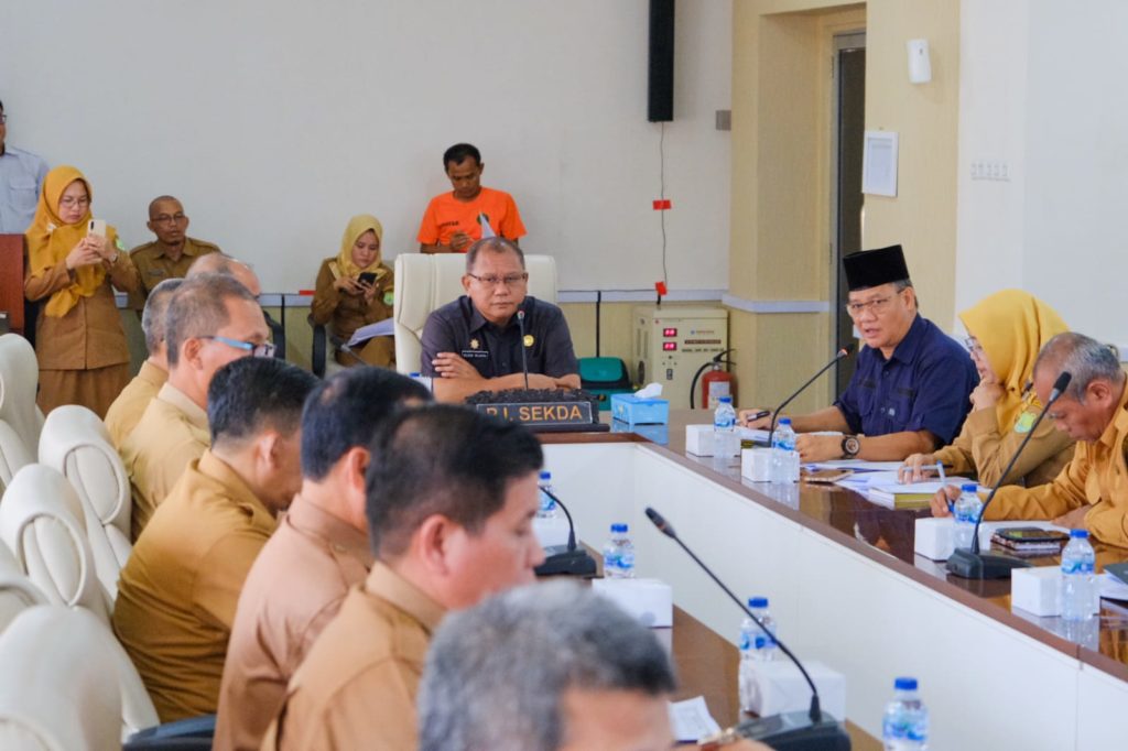 Musni Wijaya SSos MSi, pimpin Rapat Pemantapan Pelaksanaan Upacara Hari Ulang Tahun Korps Pegawai Republik Indonesia (KORPRI) ke-52 dan Hari Ulang Tahun PGRI ke-78 Kabupaten Musi Banyuasin Tahun 2023, di Ruang Rapat Randik Sekretariat Daerah Kabupaten Muba, Selasa (21/11/2023).