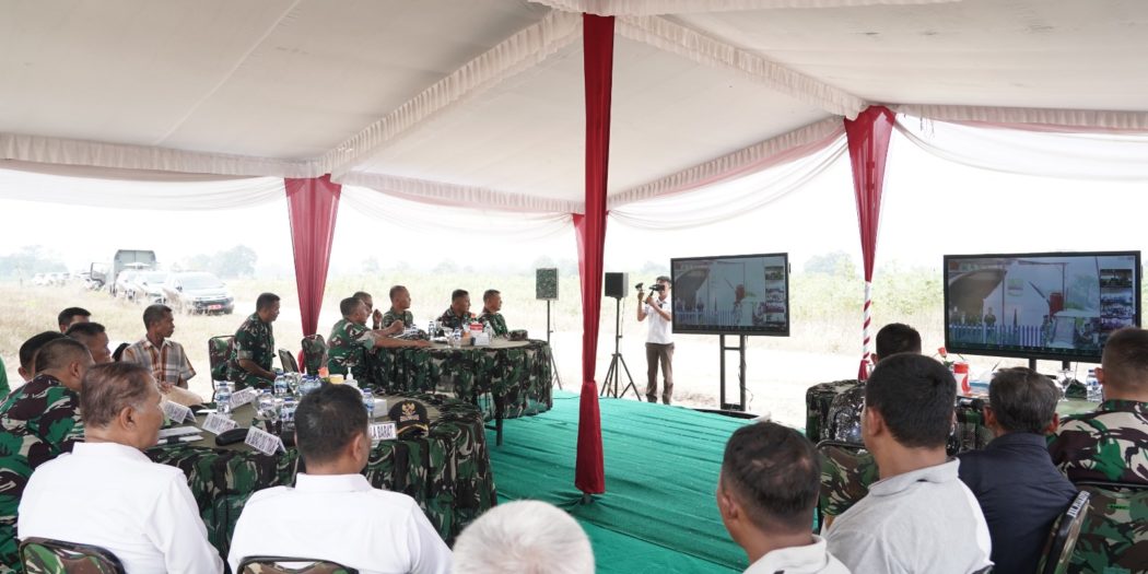 Suasana Video Conference bersama Wakil Presiden Republik Indonesia dan Panglima TNI dalam rangka Gerakan Nasional Ketahanan Pangan Jajaran TNI Tahun Anggaran 2023 yang digelar Puslatpur Kodiklatad di Desa Talang Sipin, Kecamatan Martapura, Kabupaten Ogan Komering Ulu (OKU) Timur, pada hari Senin tanggal 1 November 2023. (foto : SMSI Sumsel)