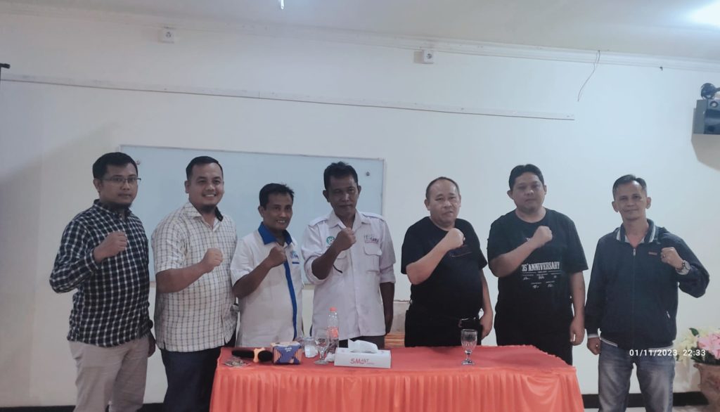 Ketua Serikat Media Siber Indonesia (SMSI) Provinsi Sumatera Selatan (Sumsel), Jhon Heri, bersama Ketua SMSI Silampari periode 2023-2026 yang baru saja terpilih, Agus Hubya Handoyo, di Smart Hotel Kota Lubuklinggau, pada hari Rabu tanggal 1 November 2023. (foto : SMSI Silampari)