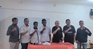 Ketua Serikat Media Siber Indonesia (SMSI) Provinsi Sumatera Selatan (Sumsel), Jhon Heri, bersama Ketua SMSI Silampari periode 2023-2026 yang baru saja terpilih, Agus Hubya Handoyo, di Smart Hotel Kota Lubuklinggau, pada hari Rabu tanggal 1 November 2023. (foto : SMSI Silampari)