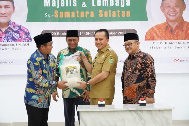 Agus Fatoni secara resmi membuka Rapat Kerja Wilayah (Rakerwil) Majelis dan Lembaga Muhammadiyah se-Sumsel sekaligus launching Beras Muhammadiyah. Kegiatan ini diselenggarakan di Gedung Auditorium Muhammadiyah Palembang, Sumatera Selatan, Senin (13/11/2023).