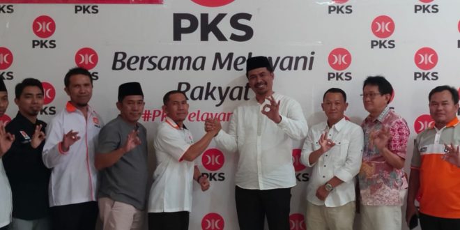 Bakal Calon Bupati Kabupaten Ogan Komering Ulu Selatan, Abusama, menjalin silaturahim dengan jajaran pengurus Dewan Pimpinan Tingkat Daerah Partai Keadilan Sejahtera dalam rangka pelaksanaan Pemilihan Kepala Daerah Serentak tahun 2024, pada hari Jum'at tanggal 10 November 2023. (foto : SMSI OKU Selatan)