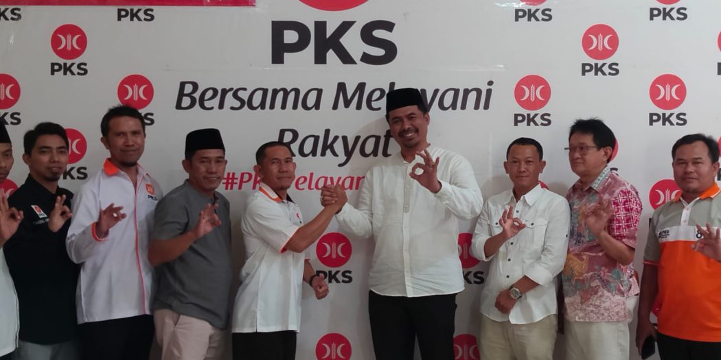 Bakal Calon Bupati Kabupaten Ogan Komering Ulu Selatan, Abusama, menjalin silaturahim dengan jajaran pengurus Dewan Pimpinan Tingkat Daerah Partai Keadilan Sejahtera dalam rangka pelaksanaan Pemilihan Kepala Daerah Serentak tahun 2024, pada hari Jum'at tanggal 10 November 2023. (foto : SMSI OKU Selatan)
