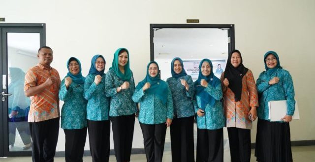 Tyas Fatoni membuka Pelatihan Fasilitator Ketahanan Keluarga Anti Narkoba bagi anggota PKK Kabupaten/Kota se-Sumsel. Pelatihan ini dipusatkan di kawasan Danau Ranau, Kecamatan Banding Agung, Kabupaten Ogan Komerin Ulu (OKU) Selatan, Sumatera Selatan, Rabu (15/11/2023).