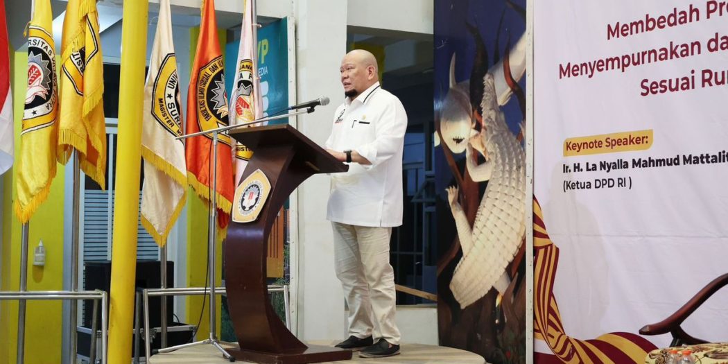 LaNyalla saat menjadi Keynote Speech di acara Focus Group Discussion dengan tema Membedah Proposal Kenegaraan DPD RI Menyempurnakan dan Memperkuat Sistem Bernegara Sesuai Rumusan Pendiri Bangsa yang digelar di Universitas Wijaya Putra, Surabaya, pada hari Senin tanggal 28 November 2023. (foto : dpd.go.id)