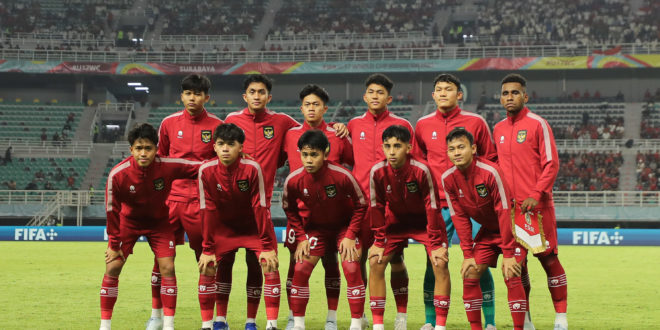 PSSI mendatangkan orang tua para pemain Tim U-17 Indonesia jelang pertandingan melawan Maroko pada matchday ketiga Grup A Piala Dunia U-17 2023, di Stadion Gelora Bung Tomo (GBT), Surabaya, Kamis (16/11).