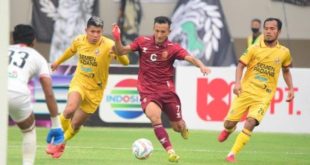 Striker Sriwijaya FC, Chencho Gyeltshen, sedang menggiring bola dan dipepet dua pemain lawan pada laga Sriwijaya FC vs Semen Padang FC yang berkesudahan 1-1 laga grup 1 Liga 2 di Stadion Gelora Sriwijaya Jakabaring Palembang, pada hari Minggu tanggal 1 Oktober 2023. (foto : sripoku.com)