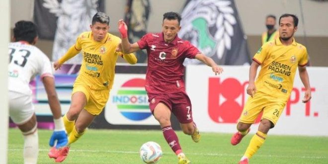 Striker Sriwijaya FC, Chencho Gyeltshen, sedang menggiring bola dan dipepet dua pemain lawan pada laga Sriwijaya FC vs Semen Padang FC yang berkesudahan 1-1 laga grup 1 Liga 2 di Stadion Gelora Sriwijaya Jakabaring Palembang, pada hari Minggu tanggal 1 Oktober 2023. (foto : sripoku.com)