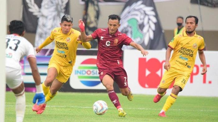 Striker Sriwijaya FC, Chencho Gyeltshen, sedang menggiring bola dan dipepet dua pemain lawan pada laga Sriwijaya FC vs Semen Padang FC yang berkesudahan 1-1 laga grup 1 Liga 2 di Stadion Gelora Sriwijaya Jakabaring Palembang, pada hari Minggu tanggal 1 Oktober 2023. (foto : sripoku.com)