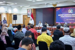 Ketua Dewan Perwakilan Daerah (DPD) Republik Indonesia, La Nyalla Mahmud Mattalitti, bersama sejumlah tokoh yang tergabung dalam Dewan Presidium Konstitusi, melakukan Rapat Konsolidasi Teknis di Kantor Majelis Pimpinan Nasional (MPN) Pemuda Pancasila, di Jakarta Pusat, hari Jumat tanggal 3 November 2023. (foto : dpd.go.id)