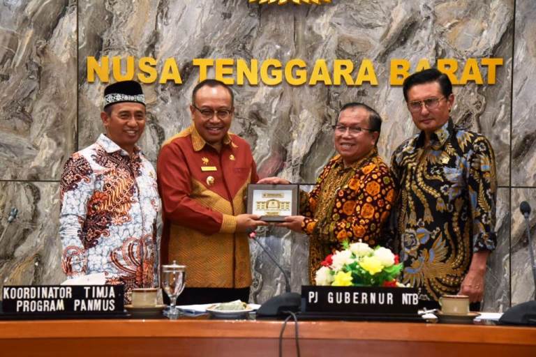 Pj. Gubernur Provinsi Nusa Tenggara Barat, Lalu Gita Ariadi, menerima cendera mata dari Koordinator Tim Program Panitia Musyawarah Dewan Perwakilan Daerah Republik INdonesia saat Focus Group Discussion dalam rangka Revisi Peraturan Nomor 6 Tahun 2012 tentang Pedoman Pelaksanaan Pengawasan Dewan Perwakilan Daerah, di Provinsi Nusa Tenggara Barat pada hari Kamis tanggal 2 November 2023. (foto : dpd.go.id)